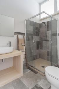 科尔萨诺Villa Franitu - Corsano的带淋浴、卫生间和盥洗盆的浴室