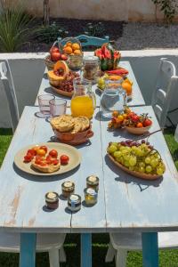 科尔萨诺Villa Franitu - Corsano的一张桌子,上面放有水果和蔬菜盘