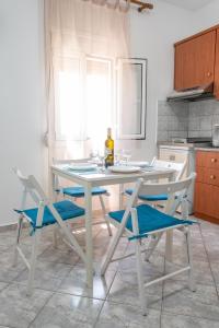 瓦若斯A & K Vacation House的厨房里配有白色的桌椅