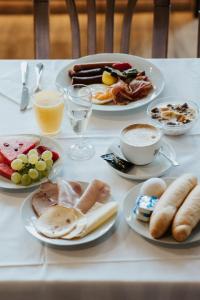 卢捷拿纳德德斯努Resort Dlouhé Stráně的餐桌,早餐盘和饮料