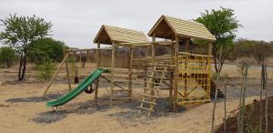 纳姆比提动物保护区The Springbok Lodge的一个带滑梯和游戏结构的游乐场