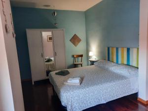 伊莫拉Cà Rossa的一间小卧室,配有一张床和镜子