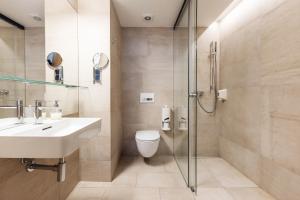 奥洛穆茨OREA Hotel Arigone Olomouc的浴室配有卫生间、盥洗盆和淋浴。