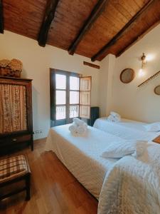 坎加斯德尔纳尔塞亚La Cabana´l Cachican的一间卧室设有两张床和窗户。
