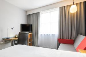 阿伯丁快捷假日阿伯丁市中心酒店的配有一张床、一张书桌和一扇窗户的酒店客房