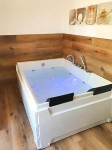 福利尼奥格西亚村庄Spa酒店的客房内的白色浴缸及水槽