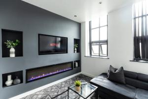 布雷得佛Spire Accommodations Ltd的客厅配有沙发和墙上的电视