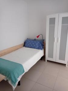 拉拉古纳Cañete 4的一间带床和橱柜的小卧室