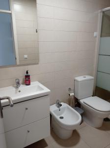 拉拉古纳Cañete 4的白色的浴室设有卫生间和水槽。