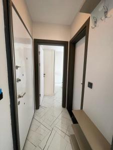 库萨达斯LOTUS Apart的走廊设有两扇门,铺有瓷砖地板