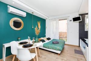 戛纳Love Suite and SPA - CANNES的客厅配有白色桌子和绿色墙壁