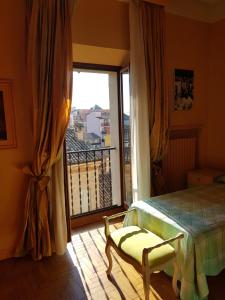 波尔图圣乔治B&B Borgo Antico的一间卧室配有一张床,阳台设有窗户
