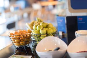 阿伯丁快捷假日阿伯丁市中心酒店的坐在桌子上的两篮水果
