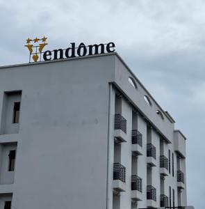 杜阿拉Hôtel Vendôme Douala的上面有标志的建筑