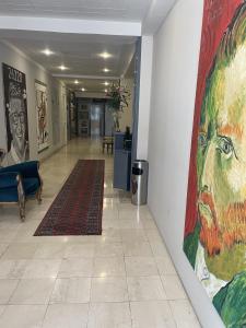波德戈里察Hotel Bojatours的墙上有大画的走廊