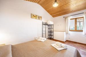 里戈尔Monte do Tanoeiro - Casa Nova的一间卧室配有一张大床和两张白色椅子