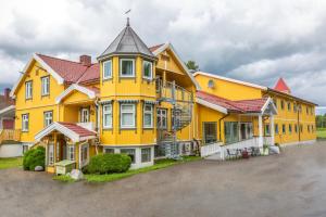 加勒穆恩加勒穆恩住宿加早餐酒店的一座黄色的大建筑,顶部有塔