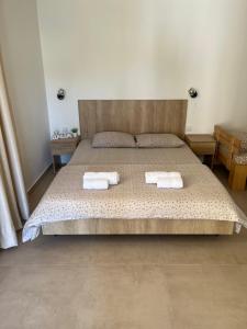 索科矿泉村Studio Mijailović的一间卧室配有一张床,上面有两条毛巾