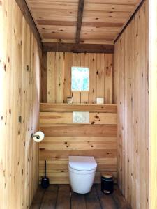 HuldenbergCowcooning / Family tents的木墙浴室设有卫生间