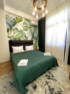 巴库Style Home Buzovna的一间卧室配有绿床和绿毯