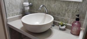 迈普Canciller House Maipu的浴室内一个柜台上的白色碗水槽