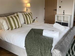 BozeatBozeat Retreat & York Cottage Spa的一张配有白色床单和枕头的大床