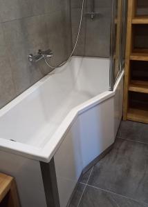 阿尔高内的伊门施塔特Huis am Berg的浴室配有白色水槽和淋浴。