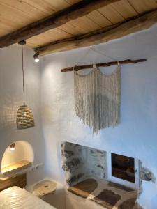 佐努萨岛Dimitrakis Guesthouse的一间设有壁炉和吊灯的客房