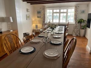BozeatBozeat Retreat & York Cottage Spa的餐桌、椅子和长木桌