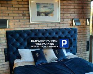 卢布林Hotel Agit Congress&Spa的卧室里一张蓝色的带砖墙的床铺
