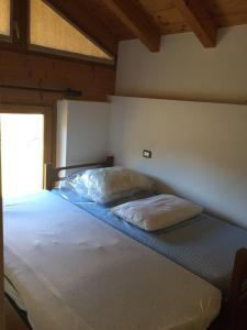 圣博沃Lausen Vil的一张床上有两个枕头的房间