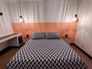 莱瓦镇OFF HOSTEL的一间卧室配有一张带两个枕头的床