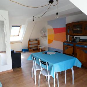 拉卡努尔格Gîte insolite dans la Microbrasserie & Auberge Ortan的一间配备有蓝色桌子和椅子的用餐室