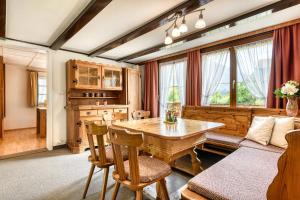 施伦斯玛利德小木屋的客厅配有木桌和沙发