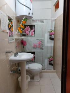 普拉亚卡门Alme Hostel的浴室配有白色水槽和卫生间。