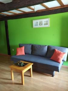 HeradaCasa Rural La Barcenilla的客厅配有蓝色的沙发和桌子