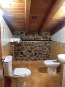 HeradaCasa Rural La Barcenilla的一间带卫生间和水槽的浴室