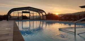 Saint-Martin-dʼArrossaDomaine Chalets Larlapean的一座享有日落美景的大型游泳池