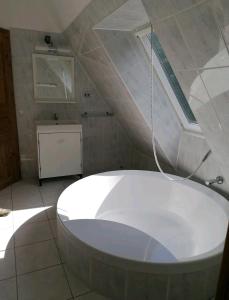 科琴斯顿巴赫Loft auf altem Gutshof的浴室内设有大型白色浴缸。