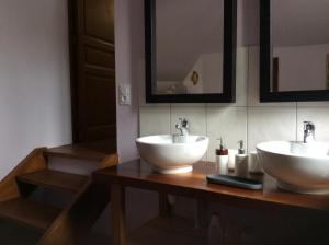 GursLa Bergerie的浴室设有木制柜台上的两个白色水槽