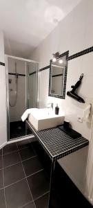 斯帕La Ferme du Soyeuru的白色的浴室设有水槽和淋浴。