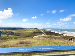 栋堡Vakantiehuis Domburg Cabanas DO37的从山顶上可欣赏到海滩景色