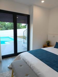 阿马里什AndreiHouse的一间卧室配有一张床,享有游泳池的景色