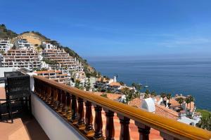 阿瓦隆Premium Ocean Corner Unit, Fireplace, Golf Cart, 21 Steps from Top的阳台享有大海和建筑的景致。