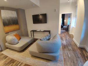 巴尔的摩Inner Harbor's Best Furnished Luxury Apartments apts的客厅配有沙发和椅子