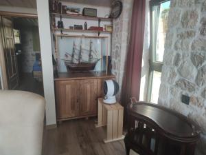巴尔Stone Villa UK - Dobra Voda的一间设有木柜的房间,里面装有船