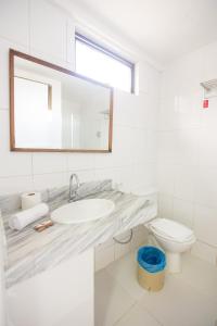 萨尔瓦多Rede Andrade Ondina Salvador的白色的浴室设有水槽和卫生间。