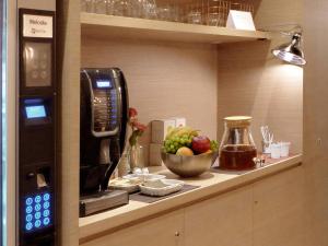 巴塞罗那卡萨马蒂尔达酒店的厨房柜台,配有一碗水果和一台微波炉