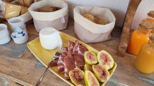迪索Masseria Ferarelli Trepizzi的一张桌子,上面放着一盘无花果和其他食物