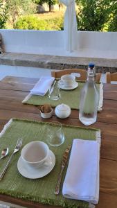 迪索Masseria Ferarelli Trepizzi的一张桌子,上面放有盘子和玻璃杯,还有一瓶牛奶